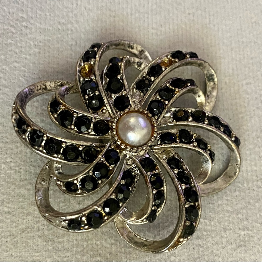Brooch Elegant Silver with Pearl and Black Floral
